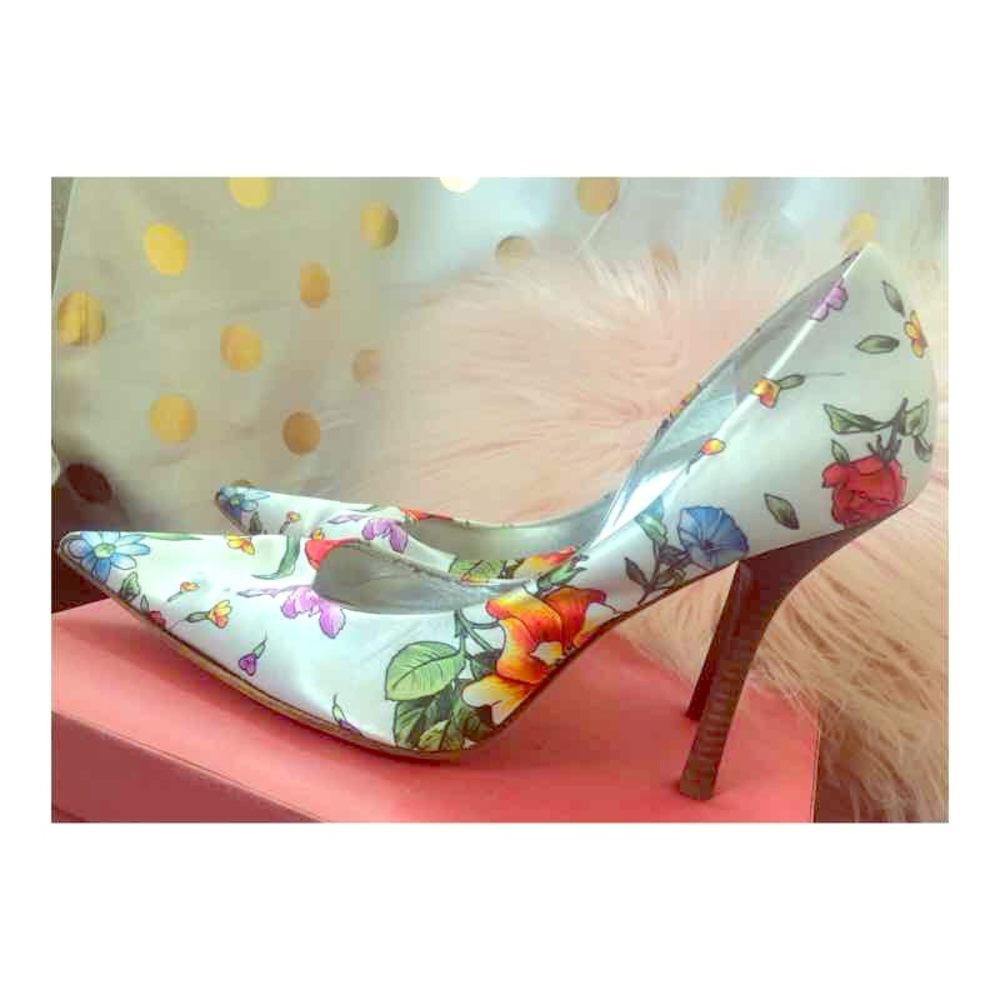9 1/2 Guess floral print pump heels